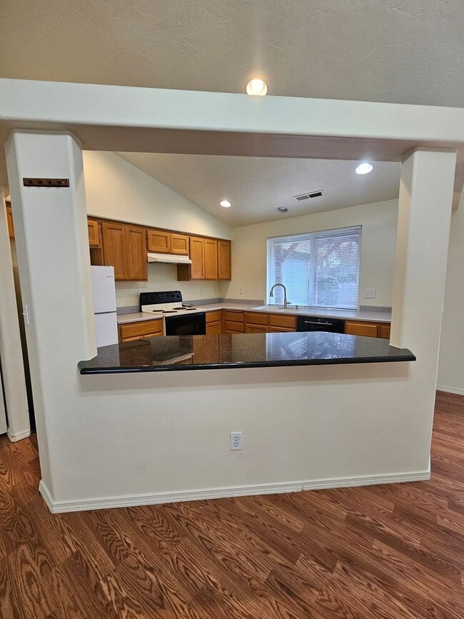 Building Photo - Lovely Central Point Home in Convenient Location