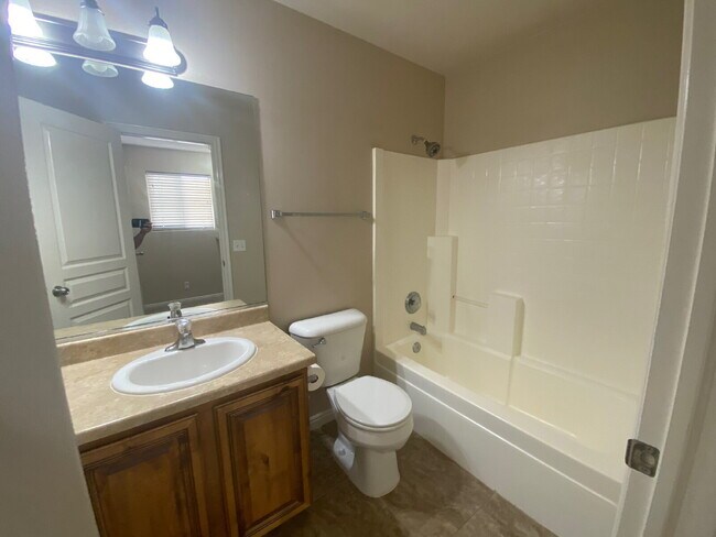 Building Photo - "Charming 3-Bedroom Townhouse with 2.5 Bat...
