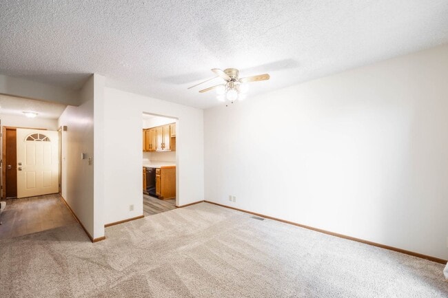 Building Photo - Beautiful 2 Bedroom, 2 Bathroom Townhouse ...