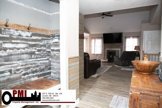 Foto del edificio - 4 Bedroom and 3 bathroom Fully Furnished
