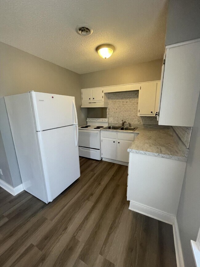 Foto del edificio - "Charming 2-Bedroom Retreat on Hutchens Rd...
