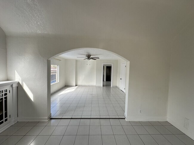 Foto del edificio - Charming & Spacious 2 Bed, 2 Bath