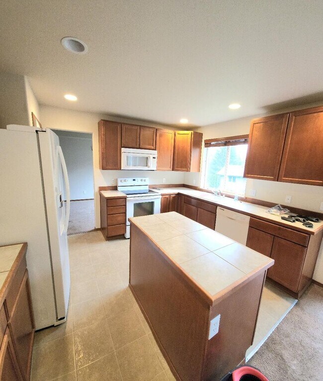 Building Photo - 4BDRM Home Available Now! ~ 2 Car Garage &...