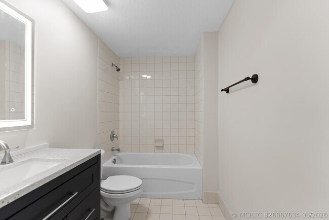 Foto del edificio - 1165 Golden Lakes Blvd