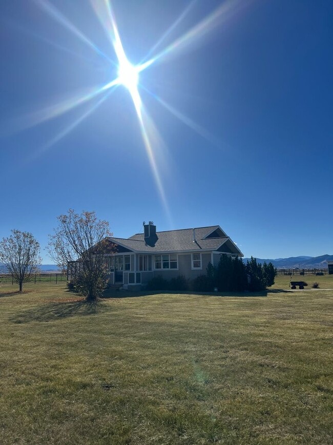 Building Photo - 2621 Labrador Rd