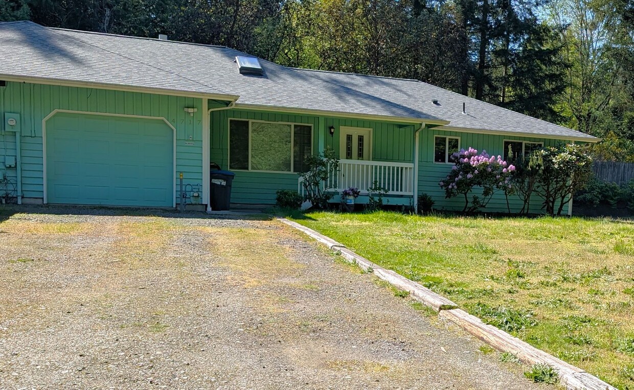 Primary Photo - MUST SEE!! Spacious 2 Bedroom Duplex Close...