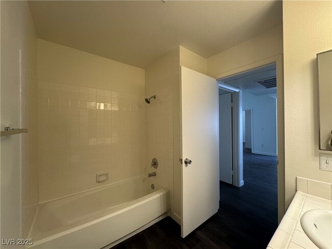 Foto del edificio - 7100 W Pirates Cove Rd