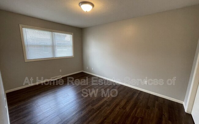 Foto del edificio - 1349 E Elm St