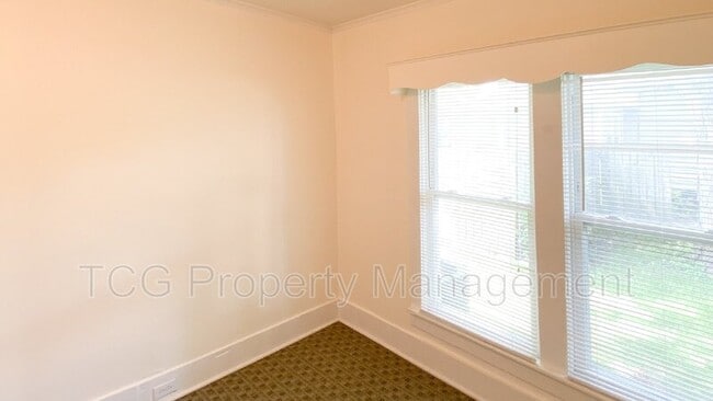 Building Photo - 1319 W Madison St