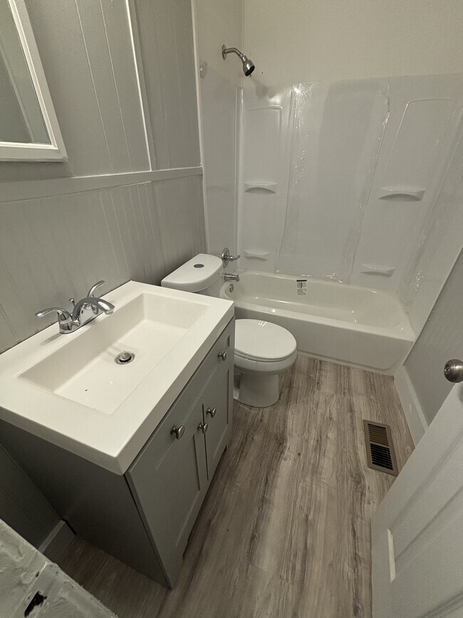 Building Photo - 1870 Wisteria Dr