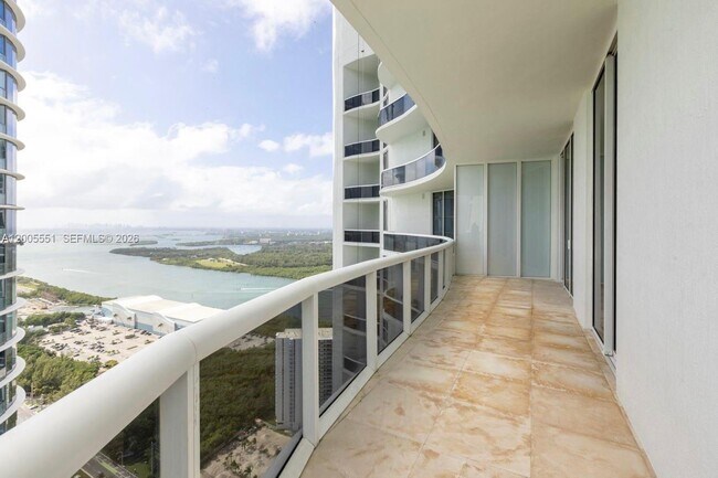 Foto del edificio - 15811 Collins Ave