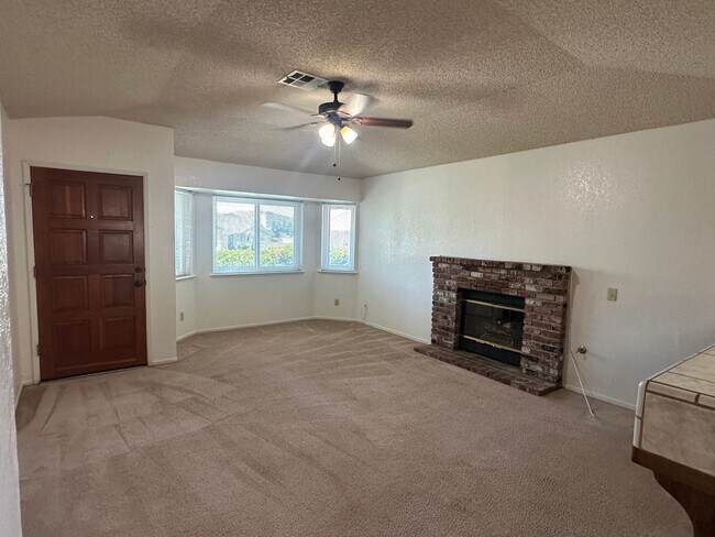 Foto del edificio - COMING SOON Hurry!!