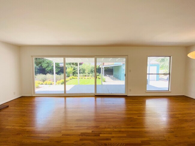 Foto del edificio - Delightful 3 bedroom 2½ Bathroom Single Family Home In North Hollywood Landscaped Yard