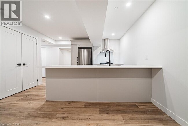 Building Photo - 555 Sanatorium Rd