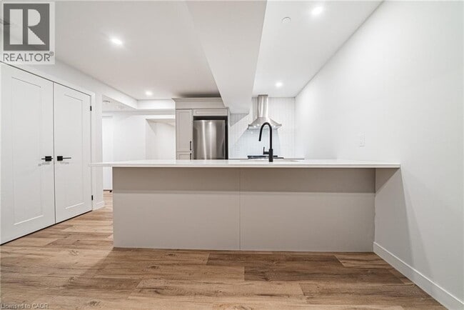 Photo du bâtiment - 555 Sanatorium Rd