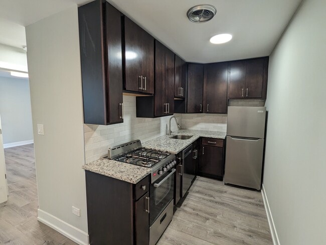 Building Photo - 456 W Barry Ave