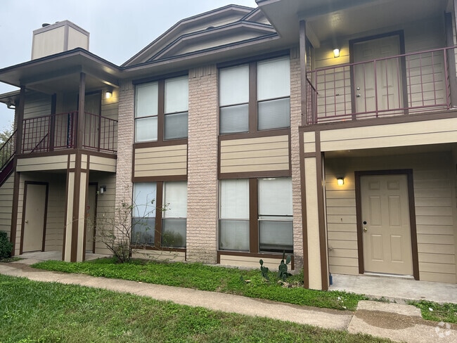 Building Photo - 1007 Spring Loop
