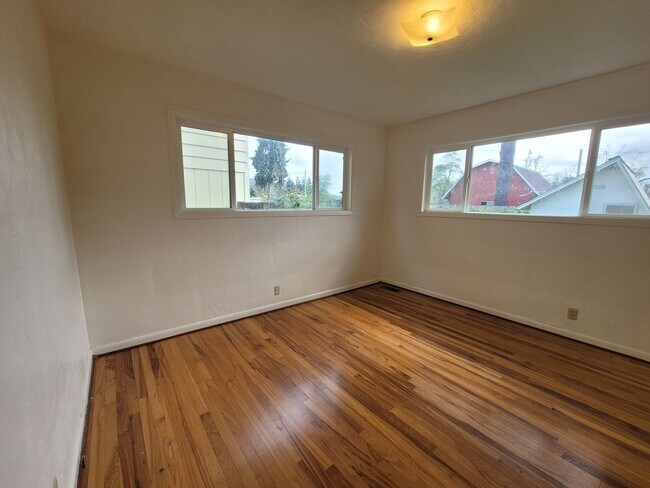 Foto del edificio - Charming 3 bed 2 bath with bonus room.