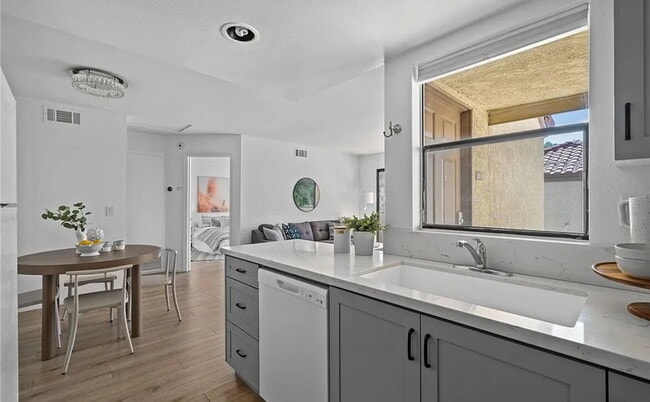 Building Photo - "Chic 1-Bed Oasis with Hardwood Floors & C...
