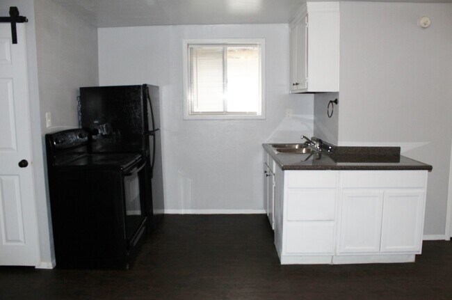 Foto del edificio - STUDIO GARAGE APARTMENT, ALL BILLS PAID