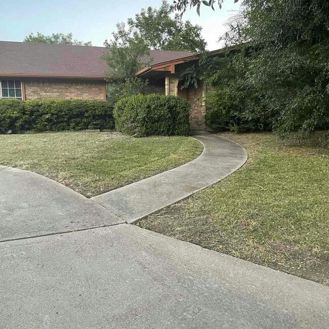 Foto del edificio - 801 Cagle Ln