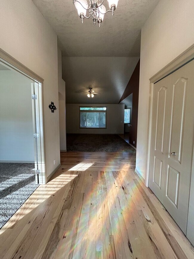 Foto del edificio - Impressive Home w/ 6 Bedrooms, Full Finished Basement, Lawn Care Included!