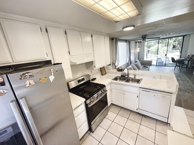 Foto del edificio - 12750 Centralia St