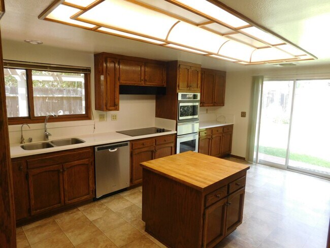 Building Photo - Spacious 2 Story 3 Bedroom + Den, 2 Bath H...