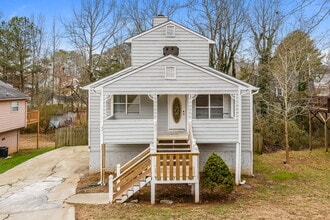 Building Photo - 221 Clydesdale Ln SE