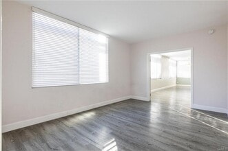Building Photo - 412 N Palm Dr