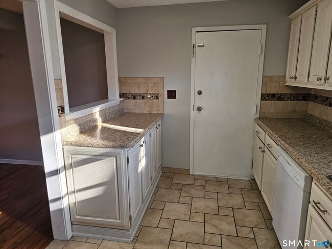 Building Photo - 494 Oak Ave