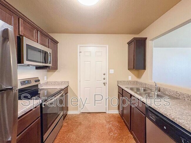 Building Photo - 1549 Kal Ct