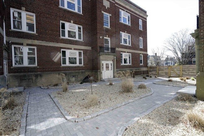 Building Photo - 191 Elm St
