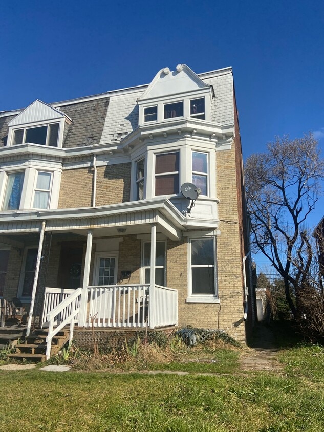 Building Photo - 429 N George St