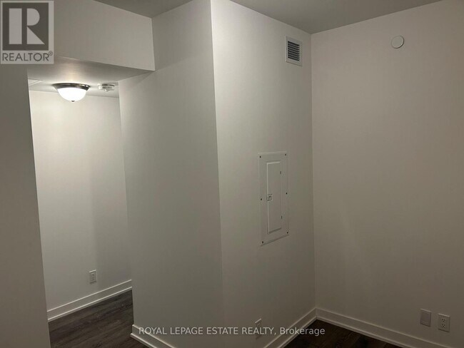 Photo du bâtiment - 2 Manderley Dr