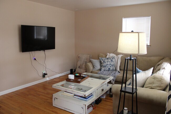 Building Photo - 400 Alpert Ave
