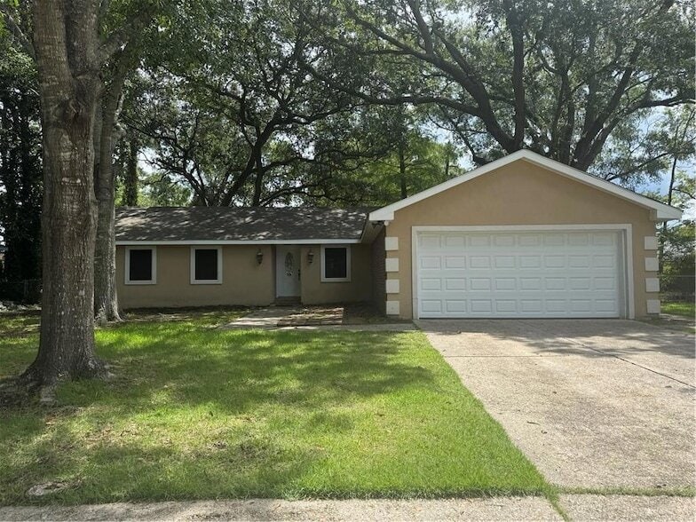 Primary Photo - 306 Clover Dr