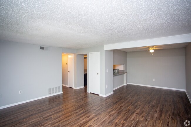 Building Photo - Lifestyle on Lakeshore