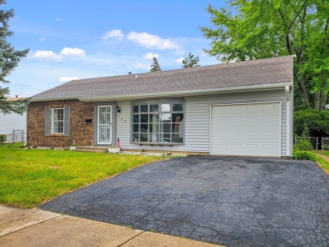 Building Photo - 720 Country Ln S