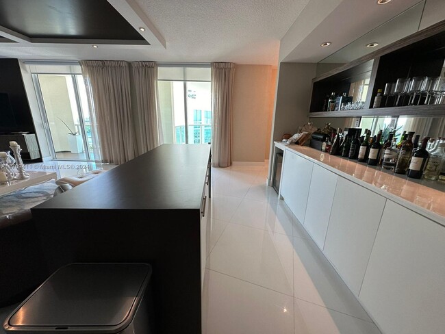 Foto del edificio - 200 Sunny Isles Blvd