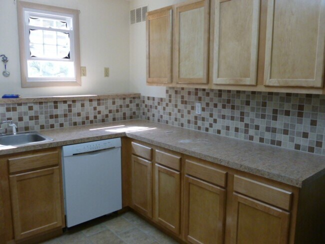 Foto del edificio - 2405 Johnny Cake Hill Rd