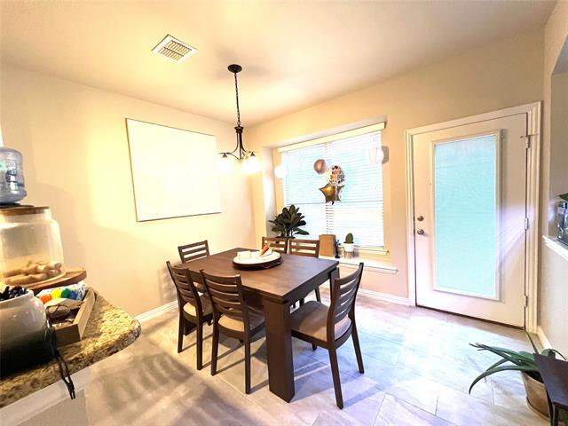 Building Photo - 853 Llano Dr