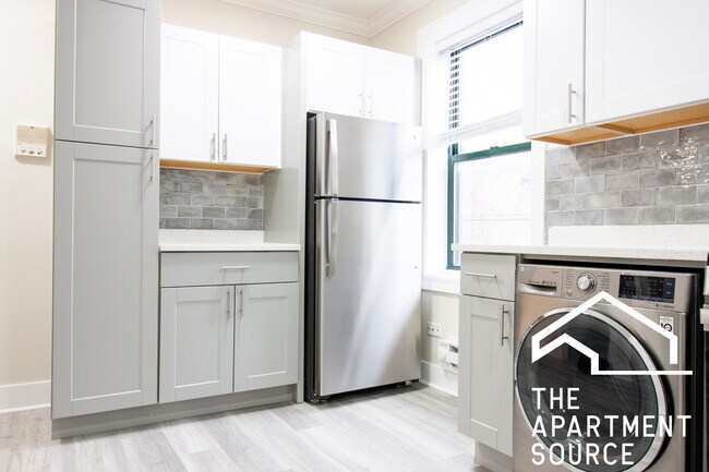 Building Photo - 3841 N Greenview Ave