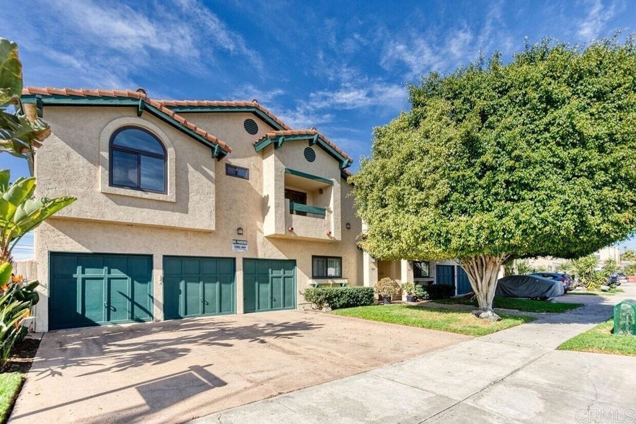 Foto principal - Stunning 2-Bed, 2-Bath Renovated Home with...