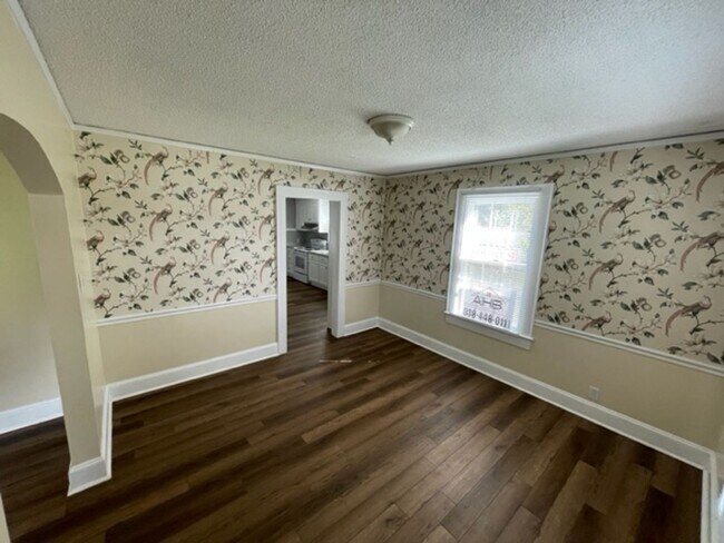 Foto del edificio - 4 Bedroom 2 bath home with garage in beaut...