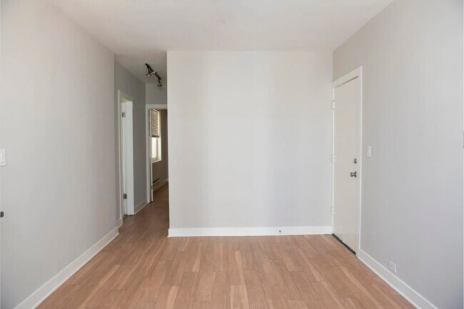 Foto del edificio - 517 W Belmont Ave