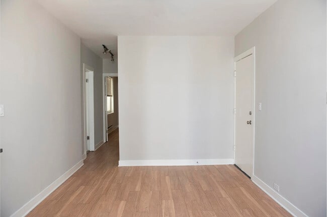 Building Photo - 517 W Belmont Ave