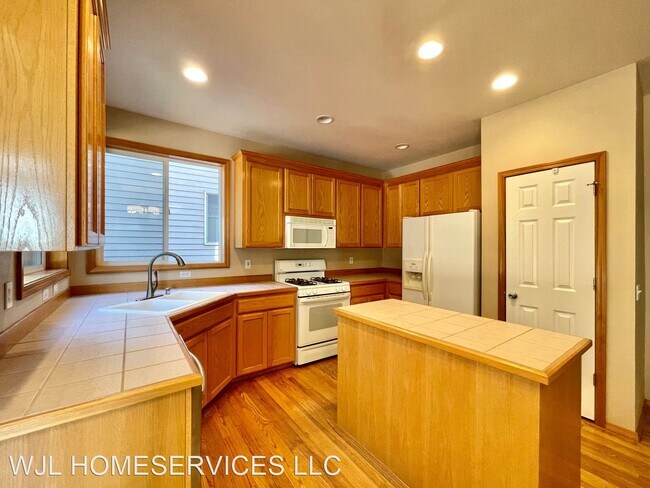 Building Photo - 3 br, 2.5 bath House - 917 183rd Place SE