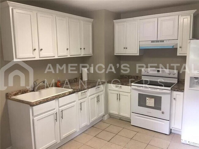 Building Photo - Home for rent in Montgomery! Available to ...