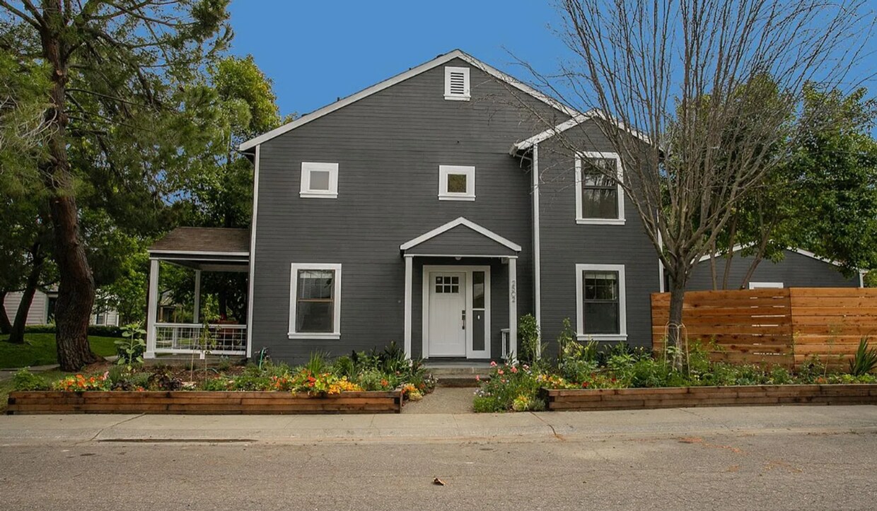 Foto principal - Adorable 4 bed/3 bath home in north Davis.